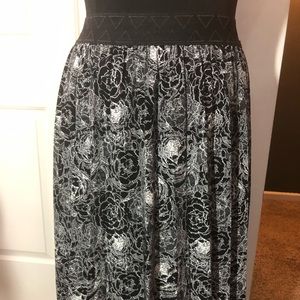 Large Black and White LuLa Roe Jill Skirt